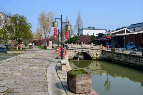 河岸两侧景色