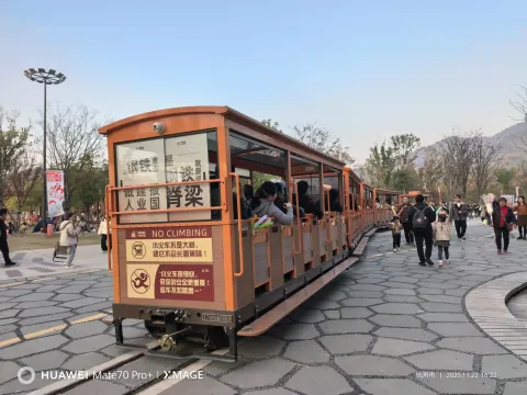 渐渐远去的复古小火车