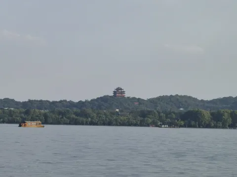 远处的城隍阁
