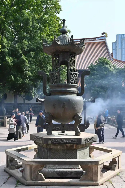 香炉袅袅，梵音缭绕
