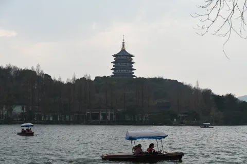 湖面上的手划船