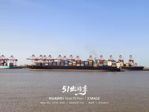 停泊的远洋巨轮