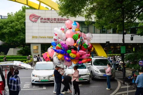 活动中心门口卖气球的商贩