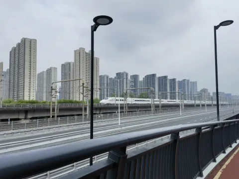 疾驰而过的高铁列车