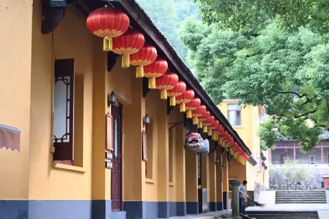 寺院回廊红灯笼