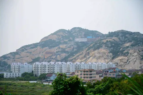大煤山与山下的居民楼