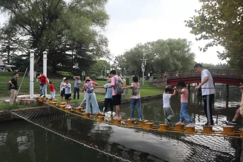 趣桥，游乐的大人小孩