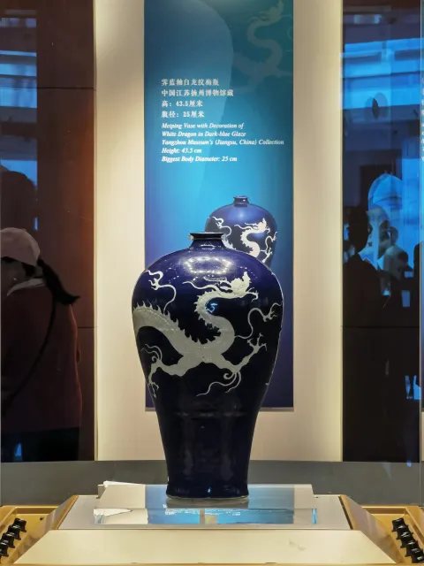 霁蓝釉白龙纹梅瓶