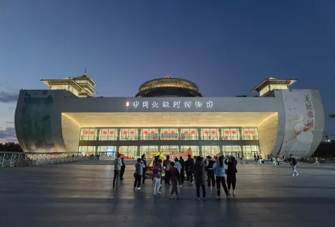 博物馆前驻足拍照留影的人群