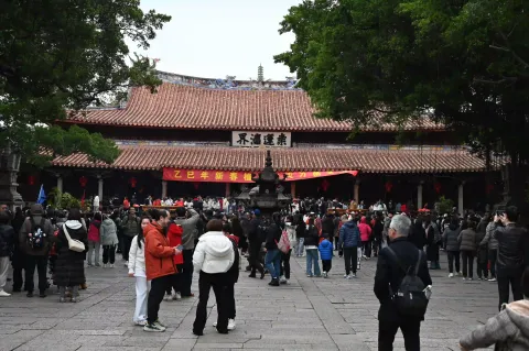 大雄宝殿前广场人潮