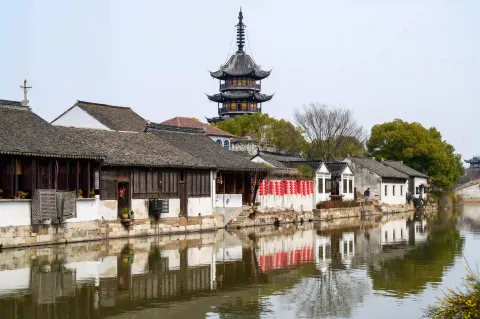 古镇小河两岸景色
