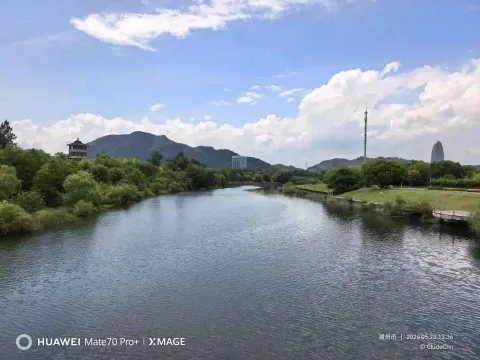 山水河畔风光