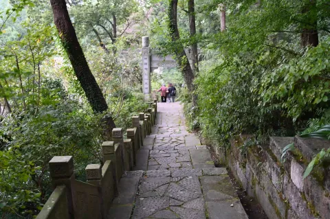 山间石板步道