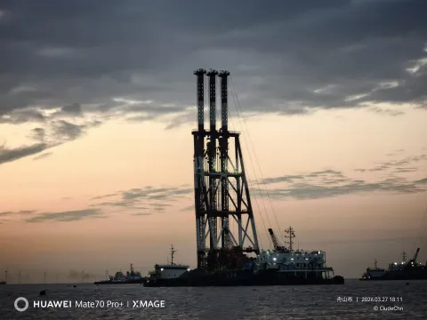 一塔孤耸，海染黄昏