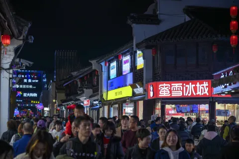 夜间衣裳街拥挤的人流