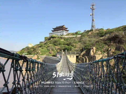 横跨海湾的悬索吊桥