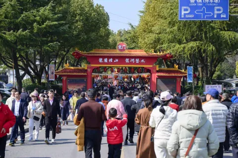 柯岩，人山人海的游人