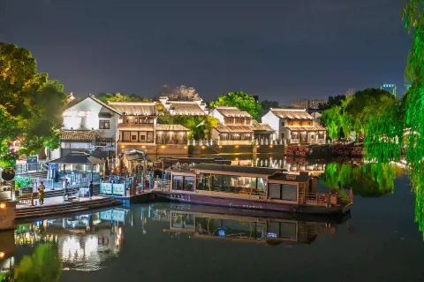 夜幕下的白居易码头