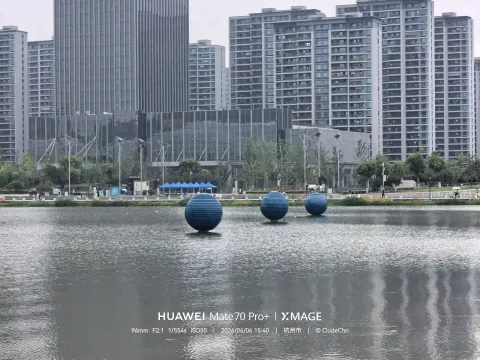 湖上蓝球雕塑
