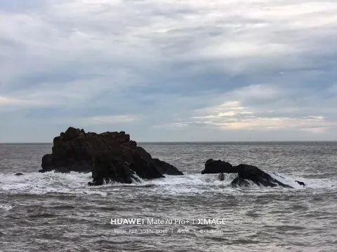 海浪击打礁石