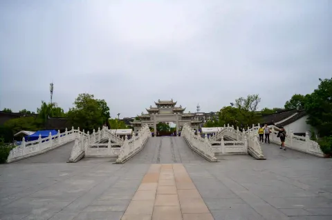 白石台入口石牌坊