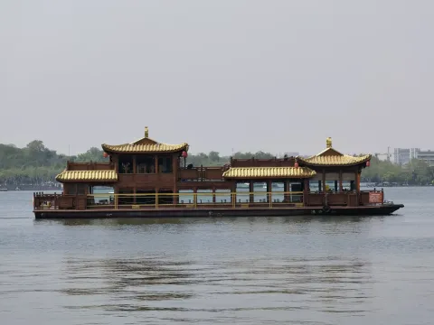 西湖湖面上的游船