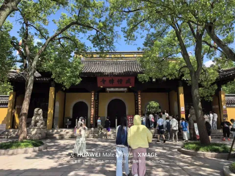 戒幢律寺正门排队入寺
