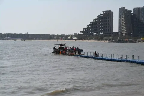 浪涛之上，海岸浮桥一隅