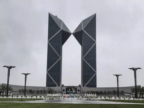 上海滴水湖国际中心双塔楼