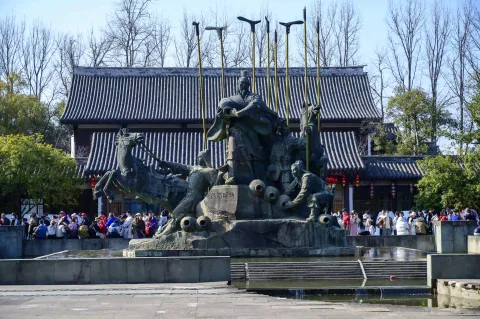 投醪劳师雕塑
