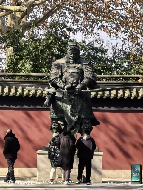 钱镠青铜塑像
