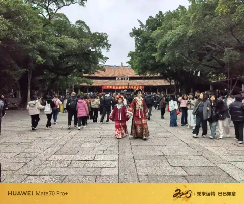 大雄宝殿前广场人潮
