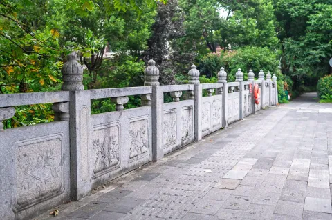 河畔青石栏杆步道