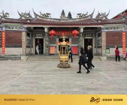 庙宇紫树林主殿，古厝雕梁映红灯