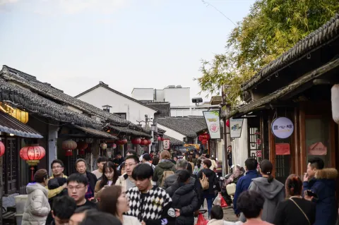 南浔古镇里的满满的游客