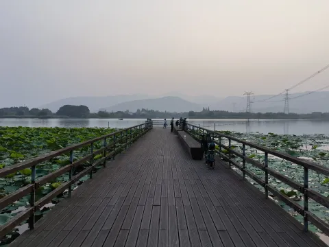 出来嬉戏放松的人们