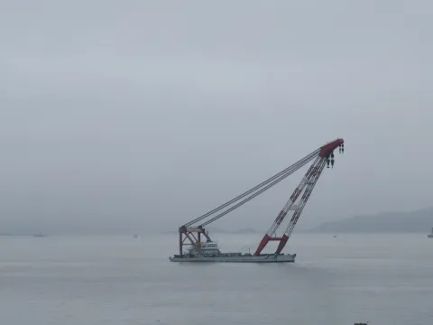 海面上的起重船