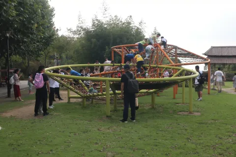 攀爬游乐的大人小孩