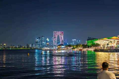 对岸远眺东方之门灯光