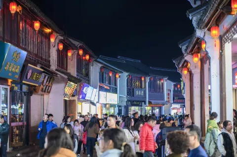 夜间衣裳街拥挤的人流