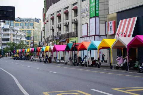 沿街彩色摊位棚