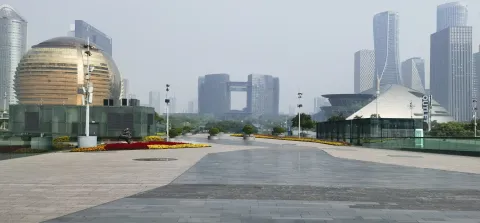 清晨的城市阳台