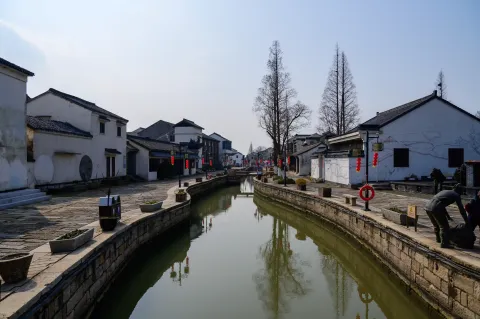 河岸两侧景色
