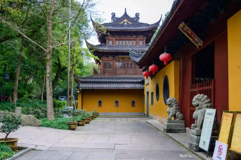 法镜寺门前