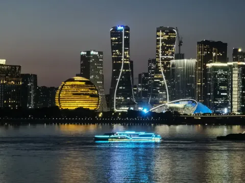 钱塘江江面上的游船
