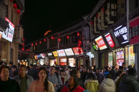 夜间衣裳街拥挤的人流