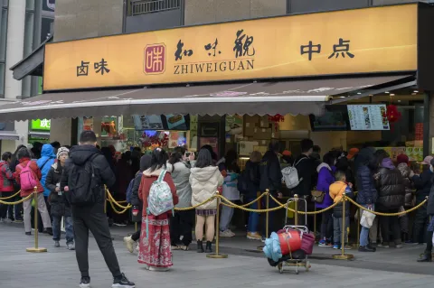 在知味观前排队买东西的游客