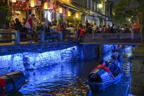 夜间小河上的乌篷船