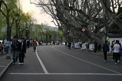 孤山路上的游客