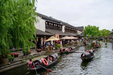 水乡河道乌篷船往来